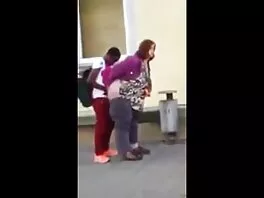 Фалшиви порно баба и внук премахвания: Стегнати
