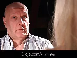 Краката първи в любовта гола стара баба