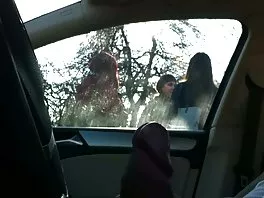 Юмрук ebane na babi Флъш Кльощава брюнетка юмруци гаджетата си задника